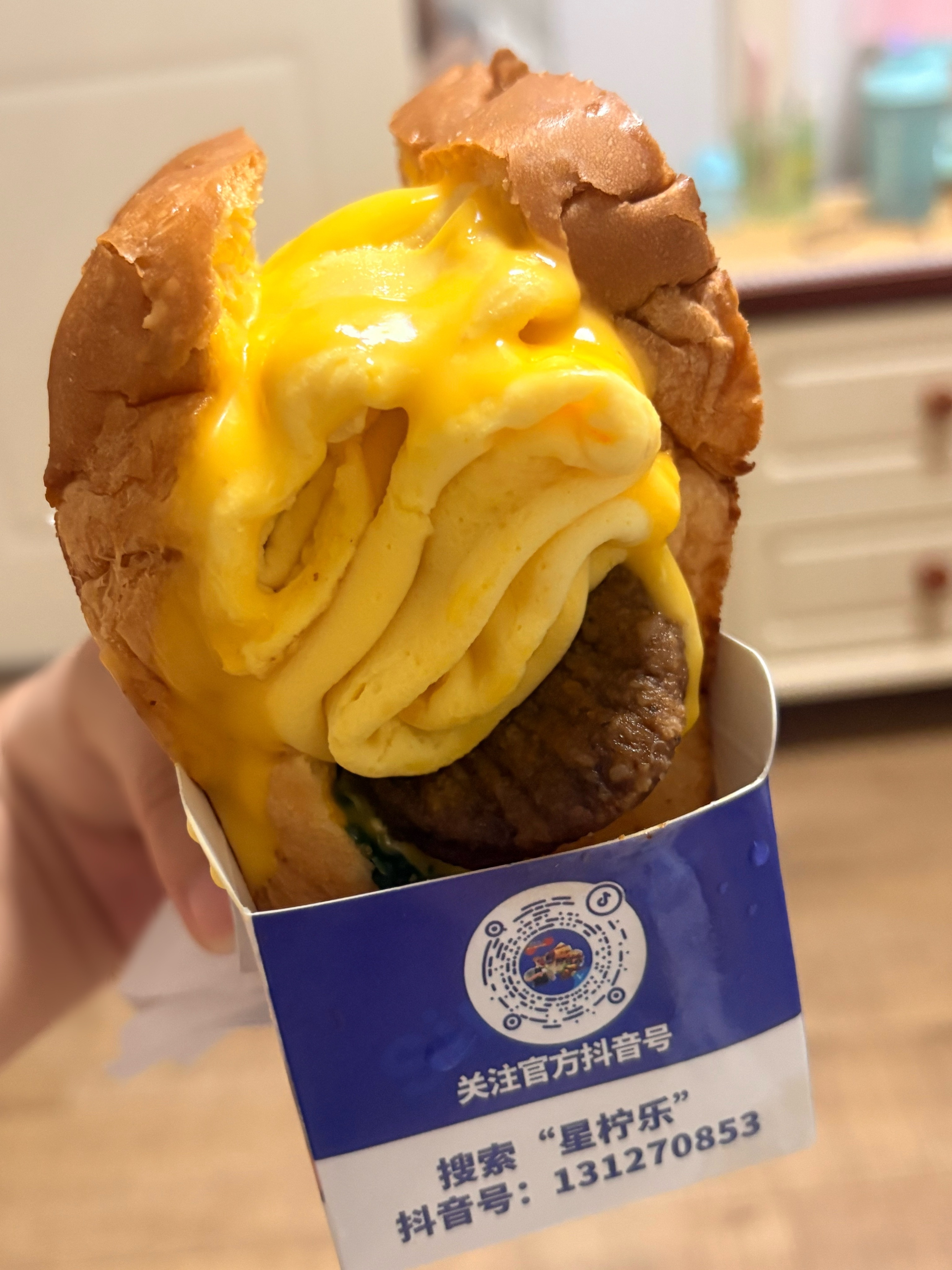 今天早餐叫到了一个巨大的三明治！加一杯咖啡只要¥22，业界良心​​​