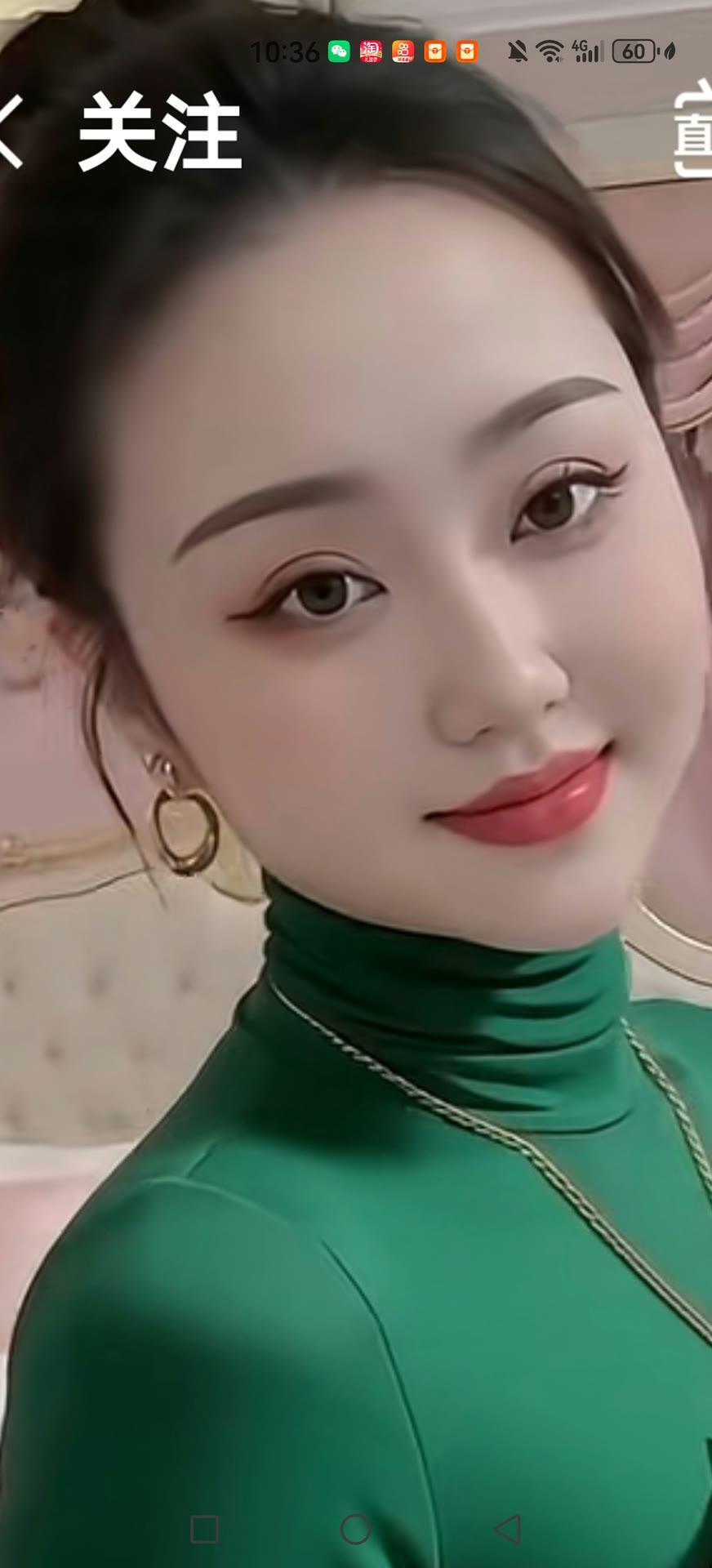 优雅绿衣少女，微笑动人，关注更多美好！🌸💚