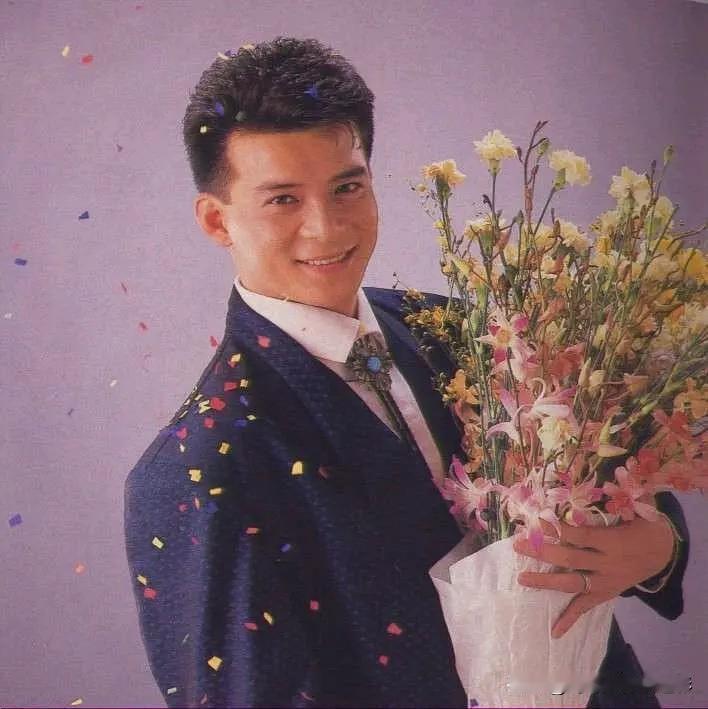 你能想象吗？当年在电视剧里演大侠、硬汉的他，抱着花笑起来居然这么有魅力！平时