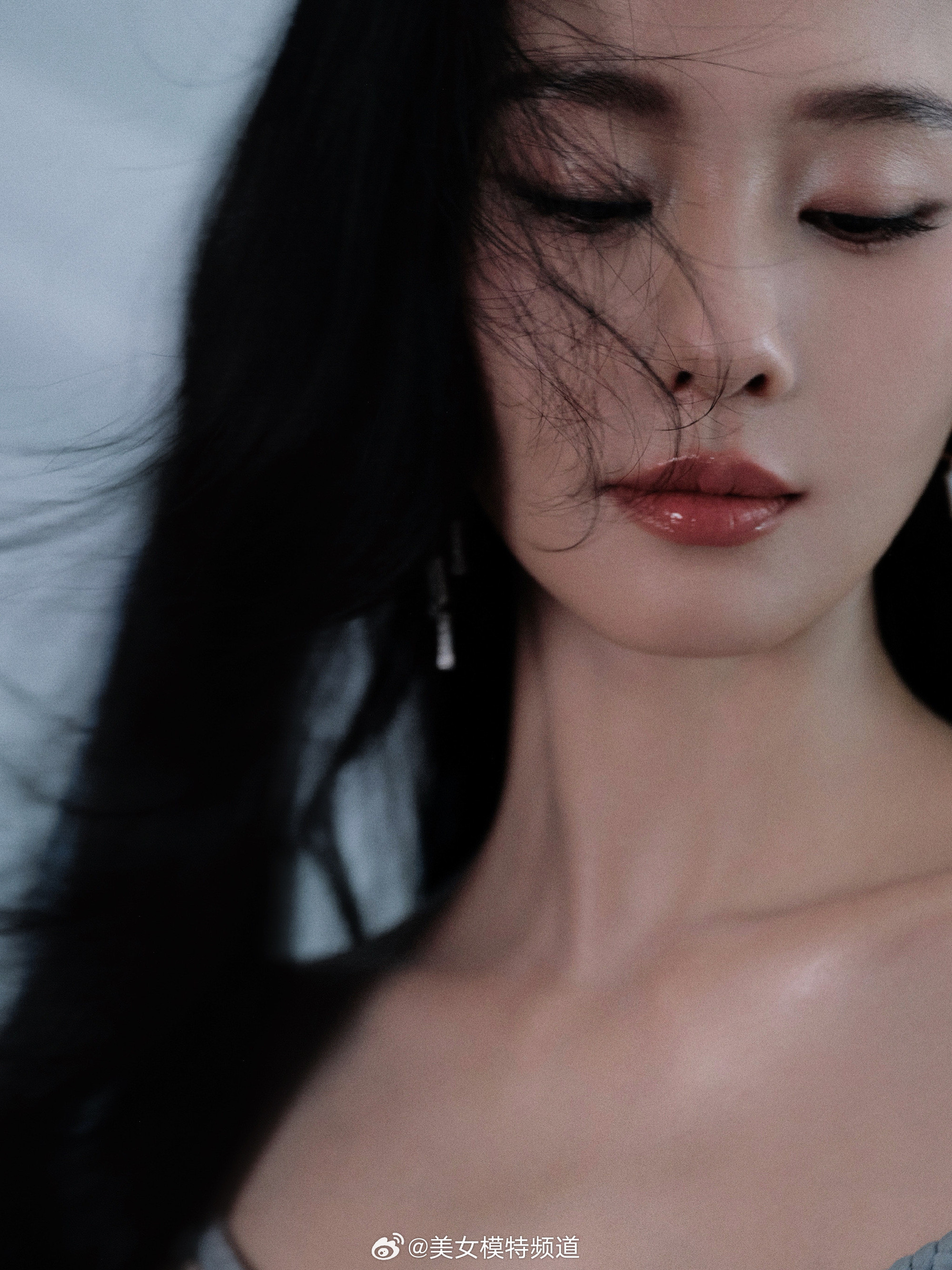 刘诗诗雾蓝纱裙轻柔仙美