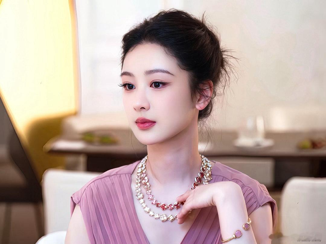杨紫妆造水平看完各类造型彻底服气，杨紫是真的天生好底子。原相机生图无滤镜扛住怼脸
