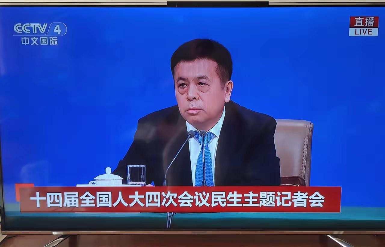 国家应该多培养这样的领导干部。记者会全程脱稿回答问题。比那些通篇低头念稿的强太多