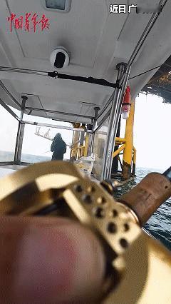 “万万没想到！”广西北海，几位钓友租船出海打路亚，船就停在油井平台下钓鱼，不料，