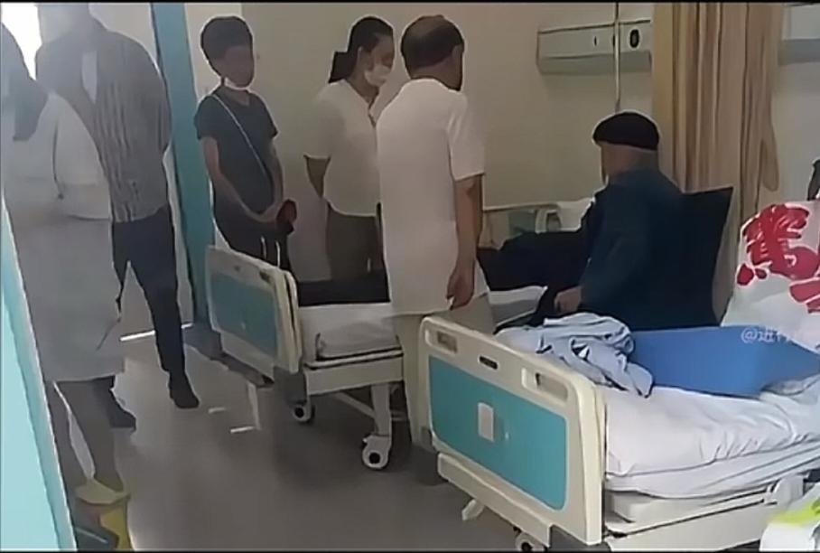 牛犇静静坐在医院的病床上，看着弥留之际的小儿子王侃。虽然没能看到牛犇的脸，但是也