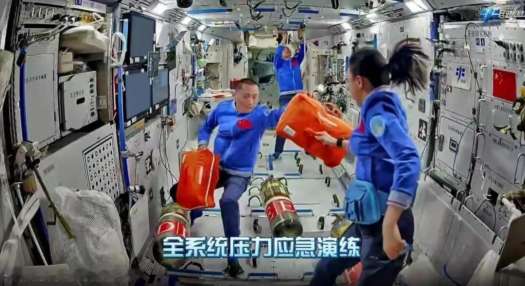 太空实拍画面流出这位香港女航天员太吸睛最近官方放出了神舟二十三号乘组的在轨