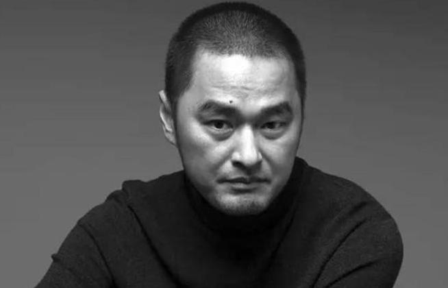 “我贪财又好色，当一名妇科男医生，就是为了正大光明的看女人！”当年27岁的医学博