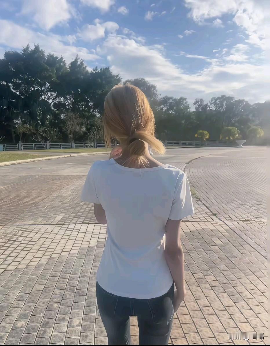 养这样的女朋友，一个月给她1千够吗？[？？？]