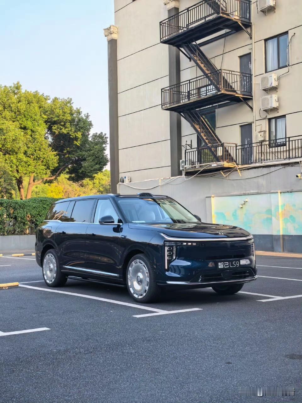 9系SUV封神款！智己LS9凭啥让我放弃所有竞品？💥选大六座SUV真的快