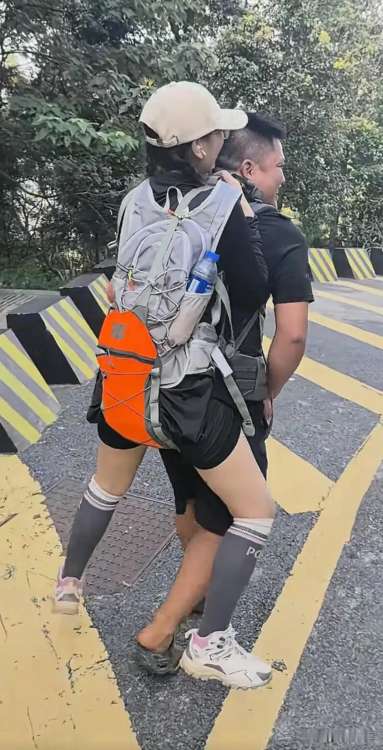 广东icon，女子脚崴了动不了，只能先在原地休息，一个路过的河南icon小伙，和