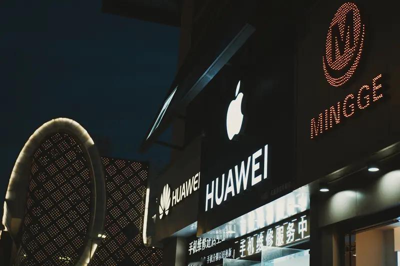 选苹果还是华为，这问题就像选甜豆腐脑还是咸豆腐脑，各有各的拥趸。苹果iOS系统