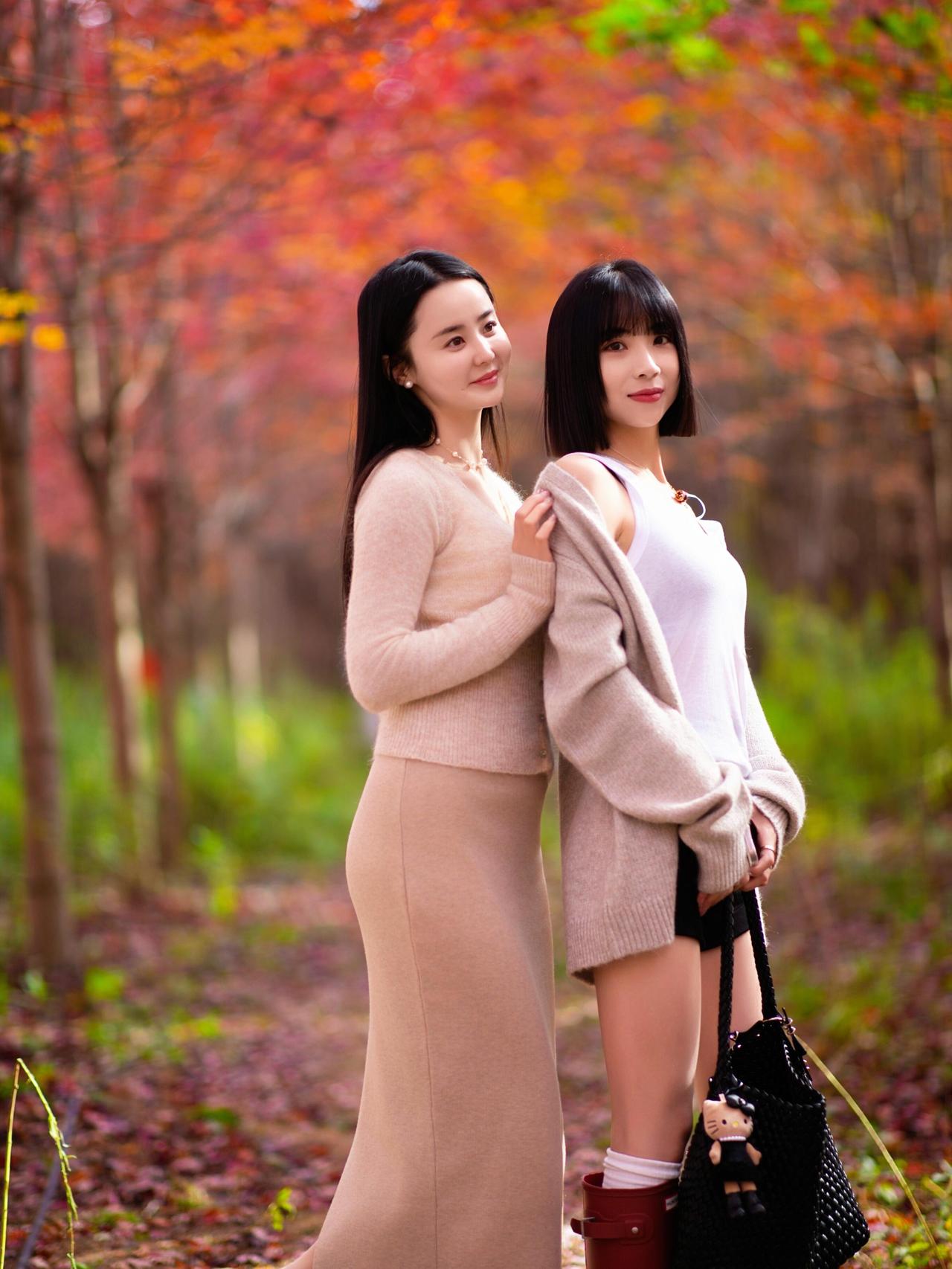 风把秋意揉进每片枫叶里，铺成一条通往绯色梦境的路。她踩着碎金般的落叶走进去，指尖