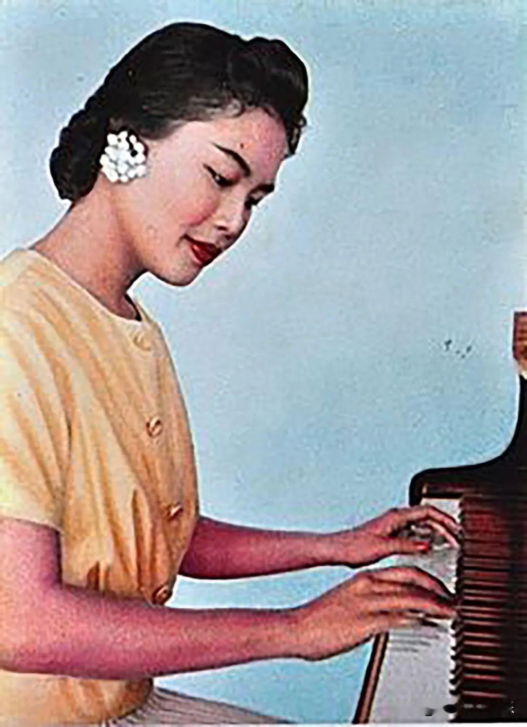 诗丽吉王后那美丽无比的混血外孙女若参加选美大赛，冠军非她莫属，她美得优雅又高贵。