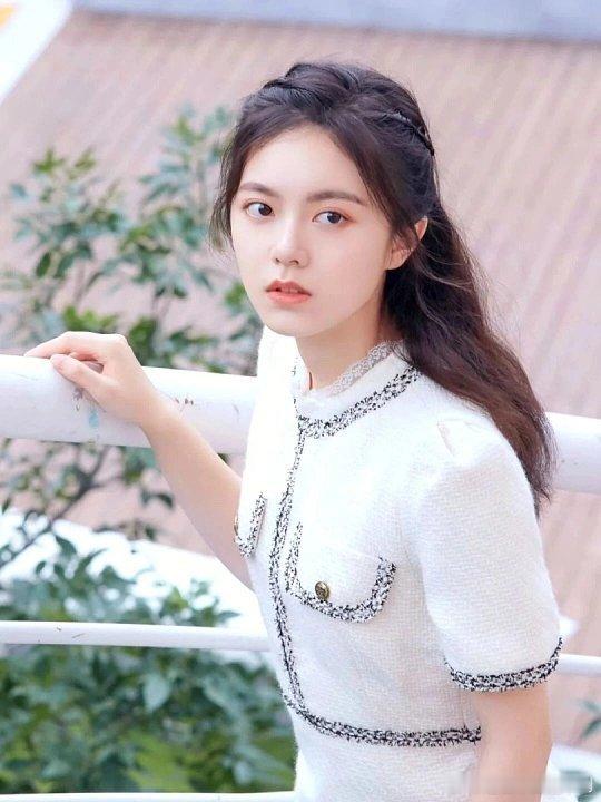 赵今麦白大衣配长发，温柔到骨子里了，这就是冬日里的纯净白月光吧
