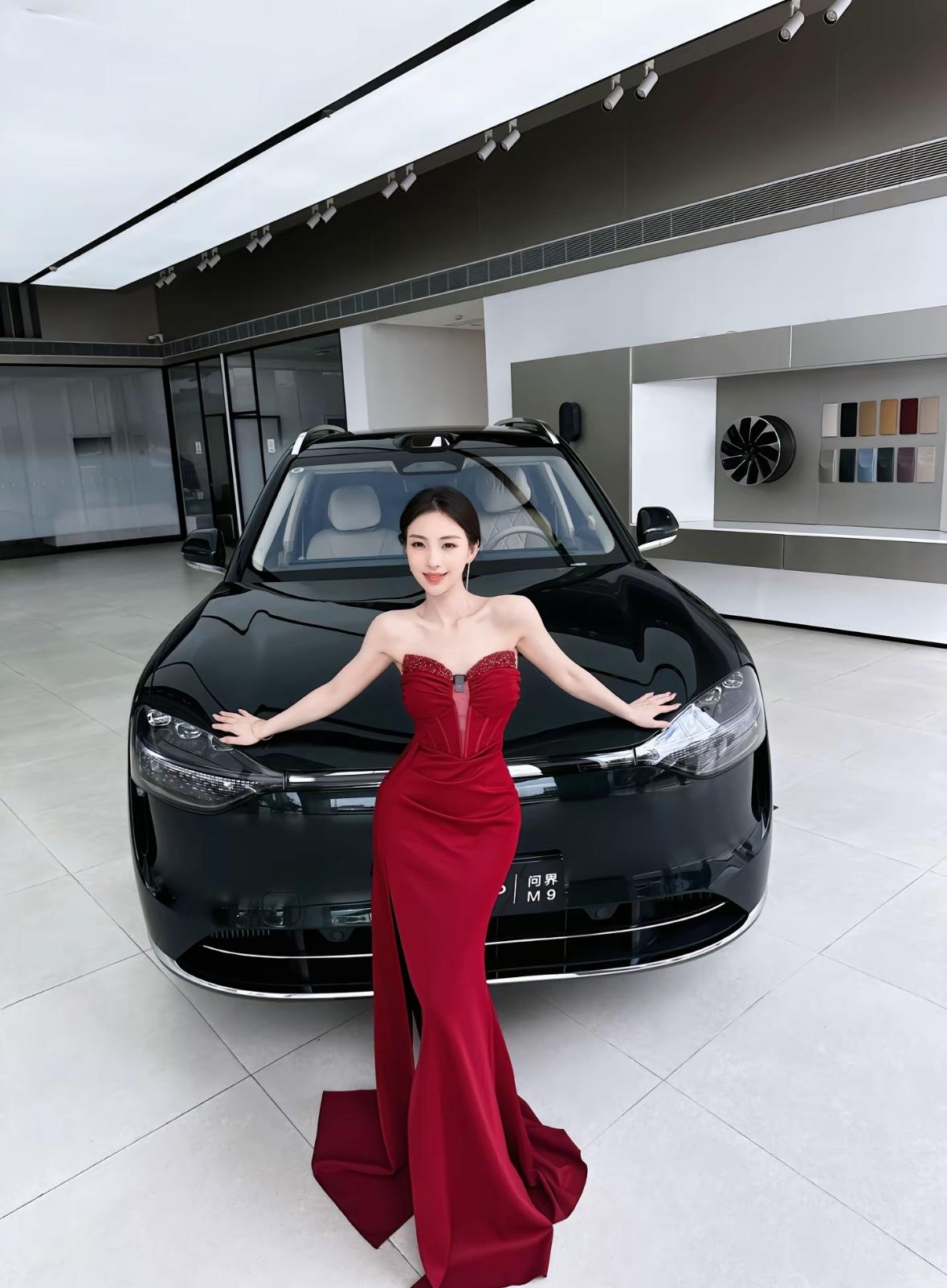 看过没，问界M9招手开门和招手自己开出来的视频引爆全网，种草无数人想感受这种科技