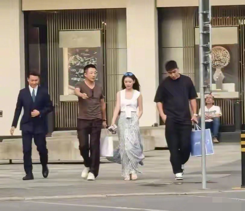 网友国外偶遇汪小菲马筱梅购物，汪小菲和随行助理拎着购物袋，马筱梅则神态悠闲的走在中间……虽然汪小菲往