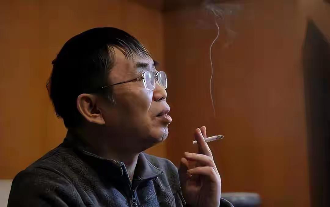 聂卫平，活的通透！烟酒全沾，患癌前甚至一天抽2-3包，比赛时都烟不离手。（以前比