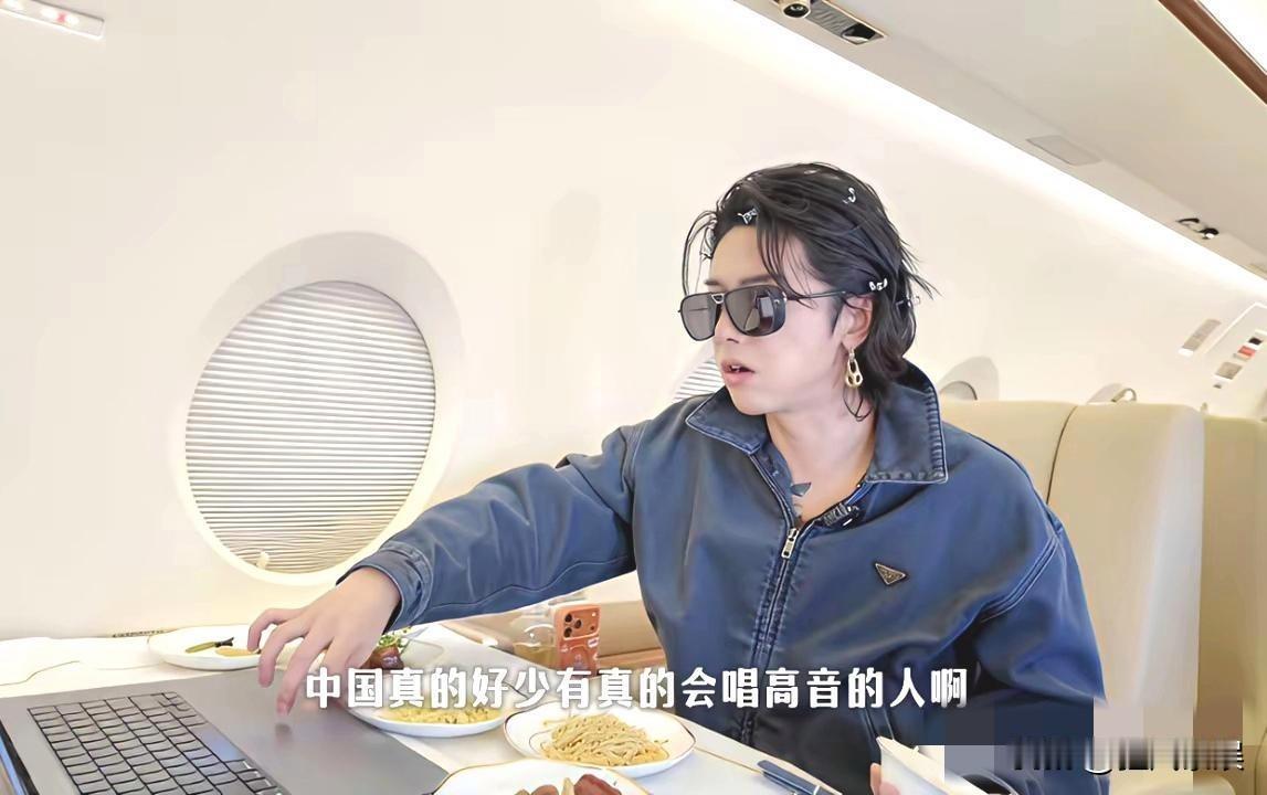 华晨宇，给所有歌手上了一课！最近，华晨宇在综艺《声鸣远扬》中，点评新人时强调