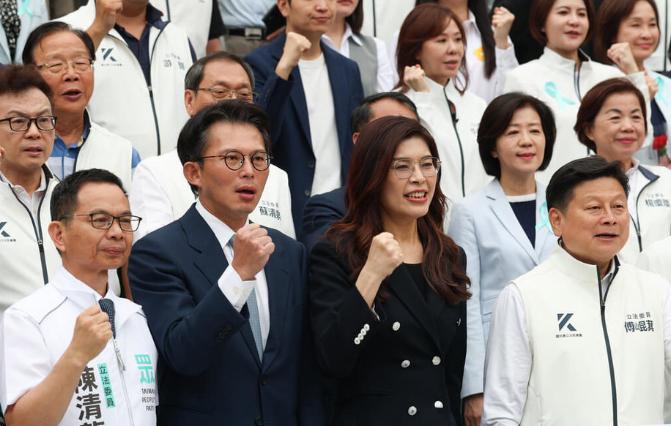 回看郑丽文对军购案的处理，堪称是一场政治角力的教科书，要知道郑丽文在2025年1