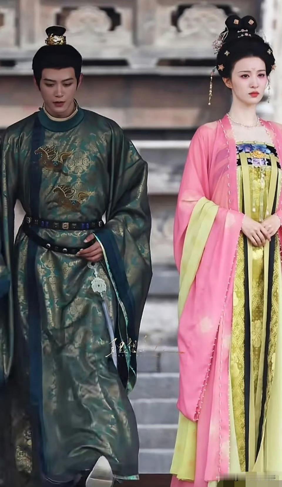 陈哲远、王楚然、邓凯正在拍摄《浮生》，路透流出之后，邓凯和王楚然的适配感反倒胜过