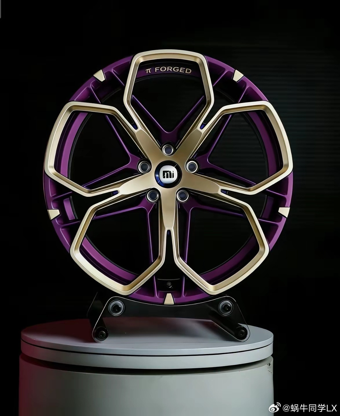 这紫色，这配色，啧啧！10分满分，小米SU7这轮毂设计你给打几分？