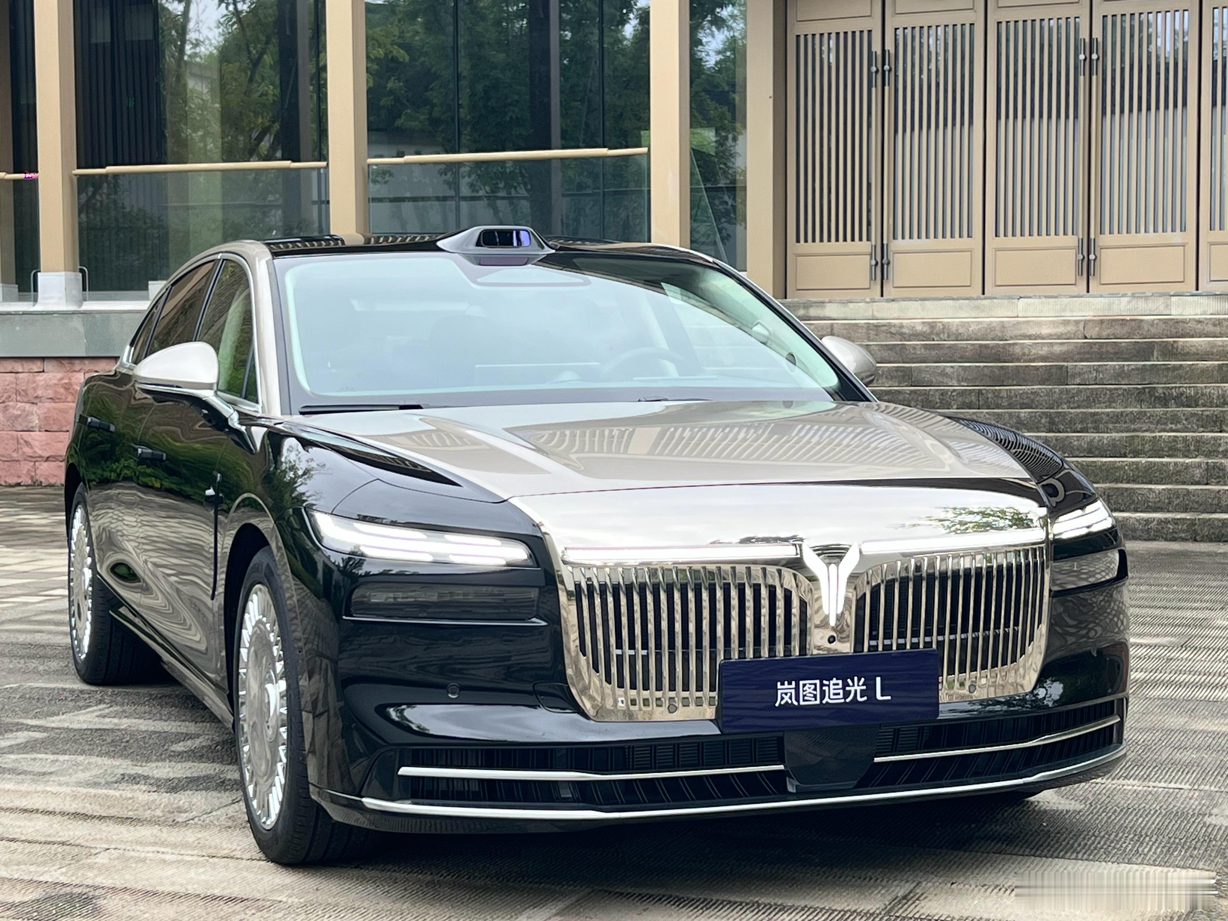 一代人有一代人的豪华，岚图追光L对新时代豪华的诠释尤为深刻。它以四大科技领先一代