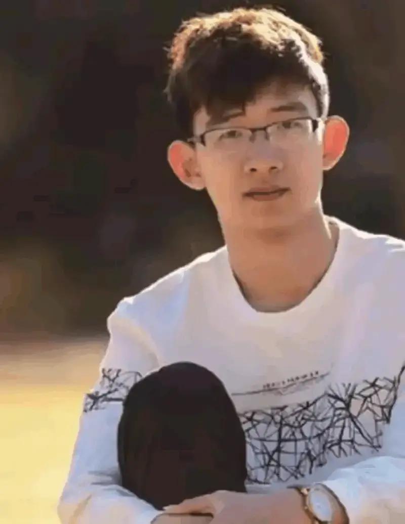 北大学子刘嘉森一番发言引发热议，他坦言当年同班同学当中，不少人家境条件出众，父辈