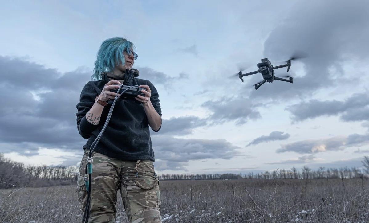 画面中是几个乌克兰女兵战斗在哈尔科夫东北部，这个地方离俄罗斯很近，是乌克兰第二大