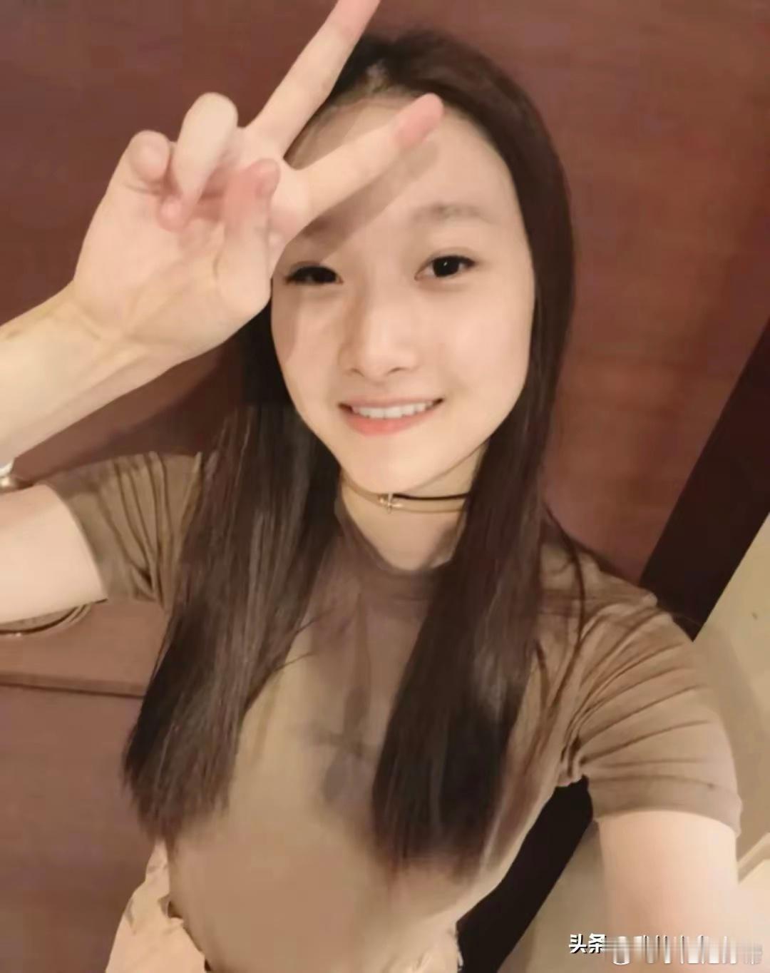 马伊琍女儿吃绿豆冰棍遛弯，16岁文君竹越长越清秀，和妈妈一样瘦！！！​​​