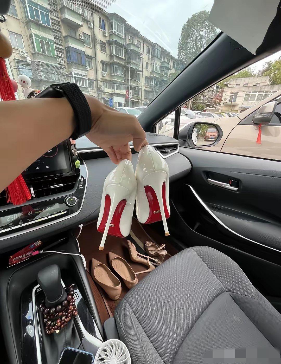 蹭萍姐的车，从来不敢去坐她的副驾。她的副驾是留给高跟鞋的