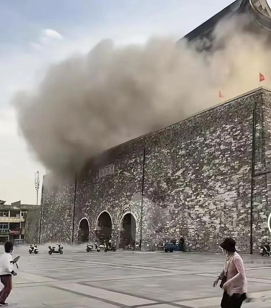 不修不塌，一修就塌！“凤阳鼓楼”施工方彻底睡不着觉了！他怎么也没想到，从招