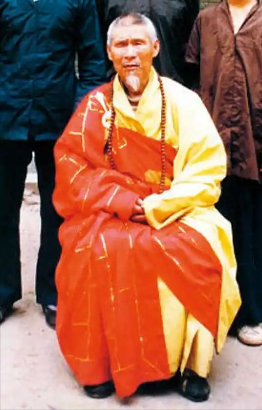这是释永信的师父释行正。他是少林寺第二十九代方丈。释行正于上个世纪八十年代收释永