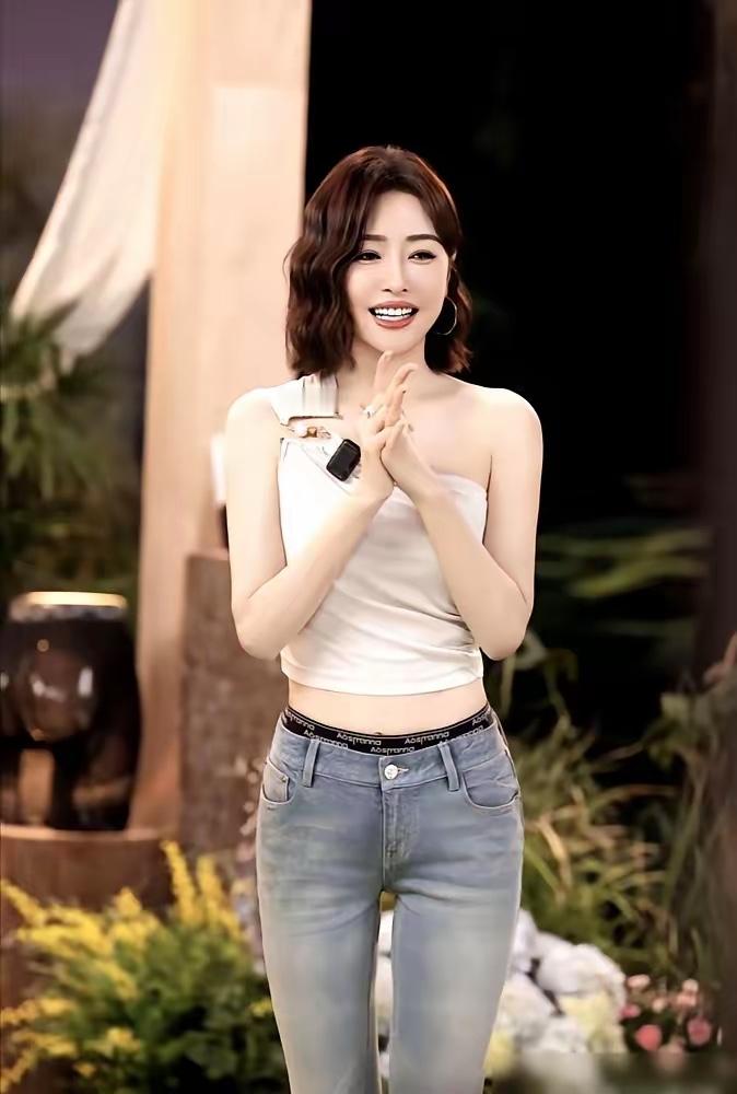 娜扎和秦岚先后上身类似假两件露边裤子，设计理念相近，舆论反馈却两极分化。娜扎游乐园造型，高腰线让内层