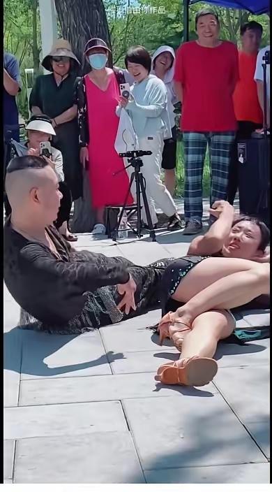 咱就说现在有些广场舞，真是越看越膈应！本来是大爷大妈锻炼身体的好事，可有些队