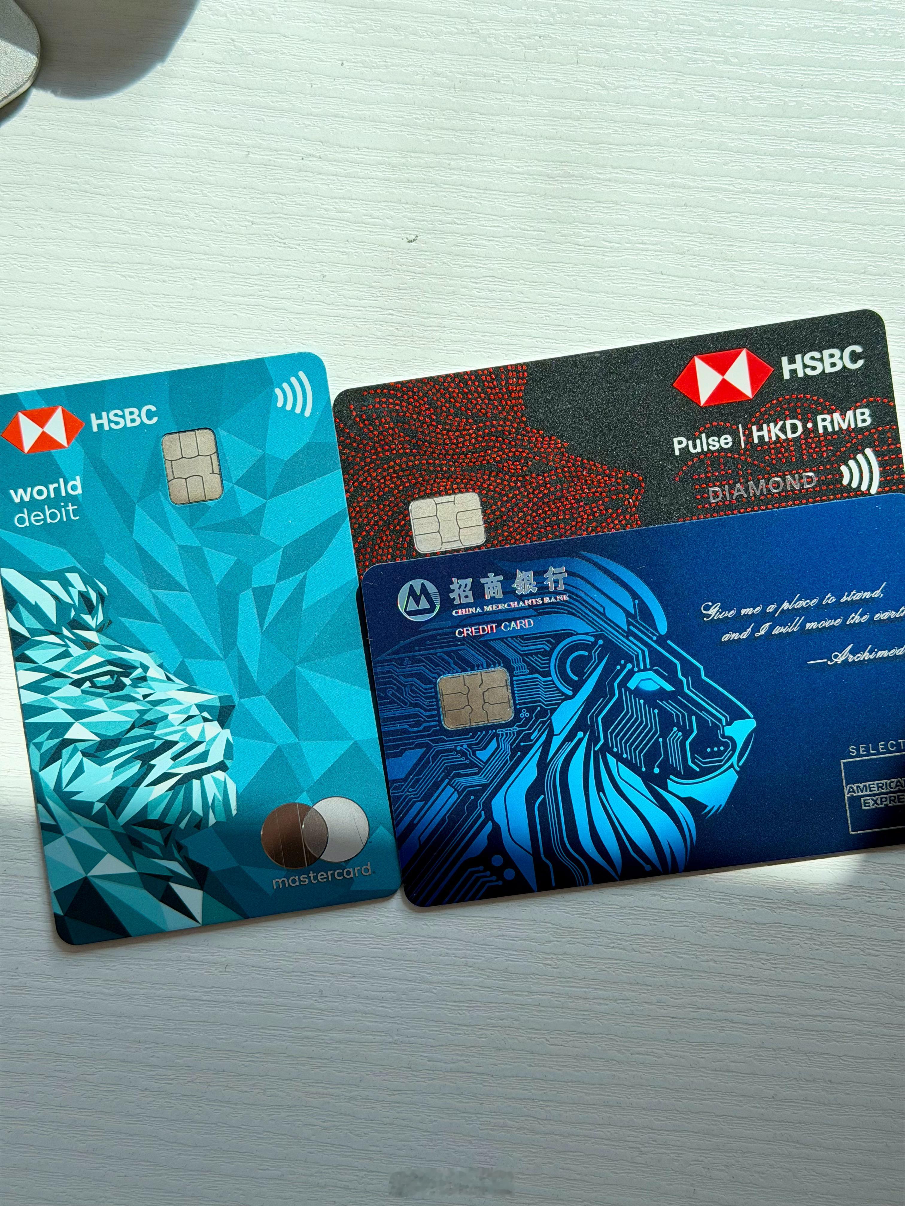 到底是招行出了轨，还是汇丰劈了腿？不是这也太像了吧，简直一模一样招行的新卡不过倒