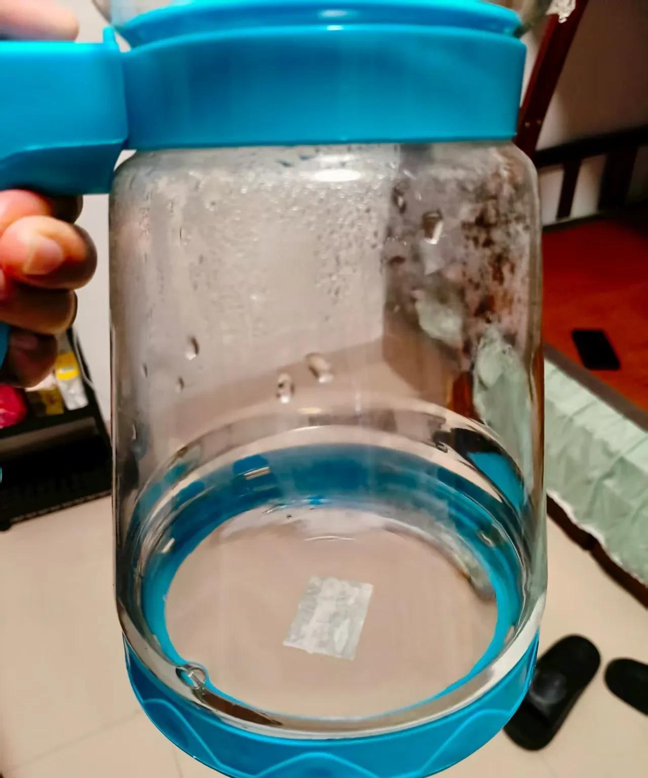 和堂妹带孩子逛街，她两个小孩都很渴，但她连瓶水都不舍得买，后面我实在看不下去了，