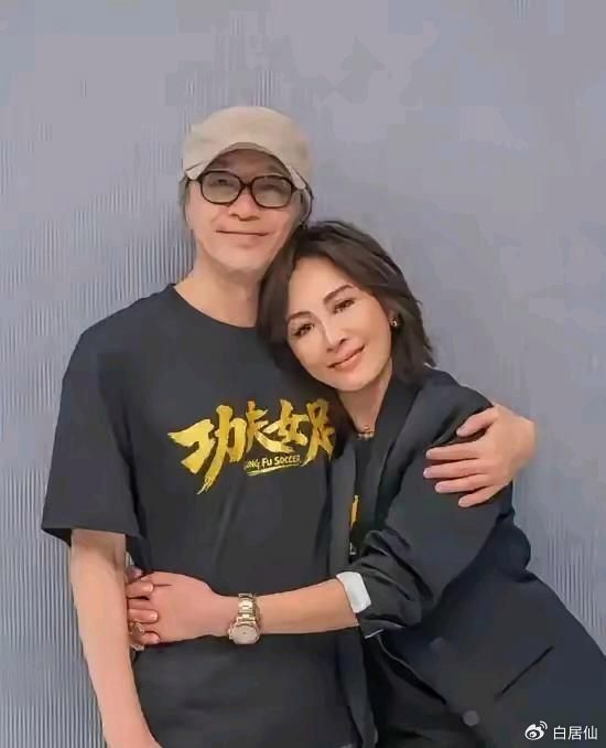 刘嘉玲这样抱着周星驰为什么梁朝伟不吃醋原因其实很简单，并不是因为他们感情好，而是