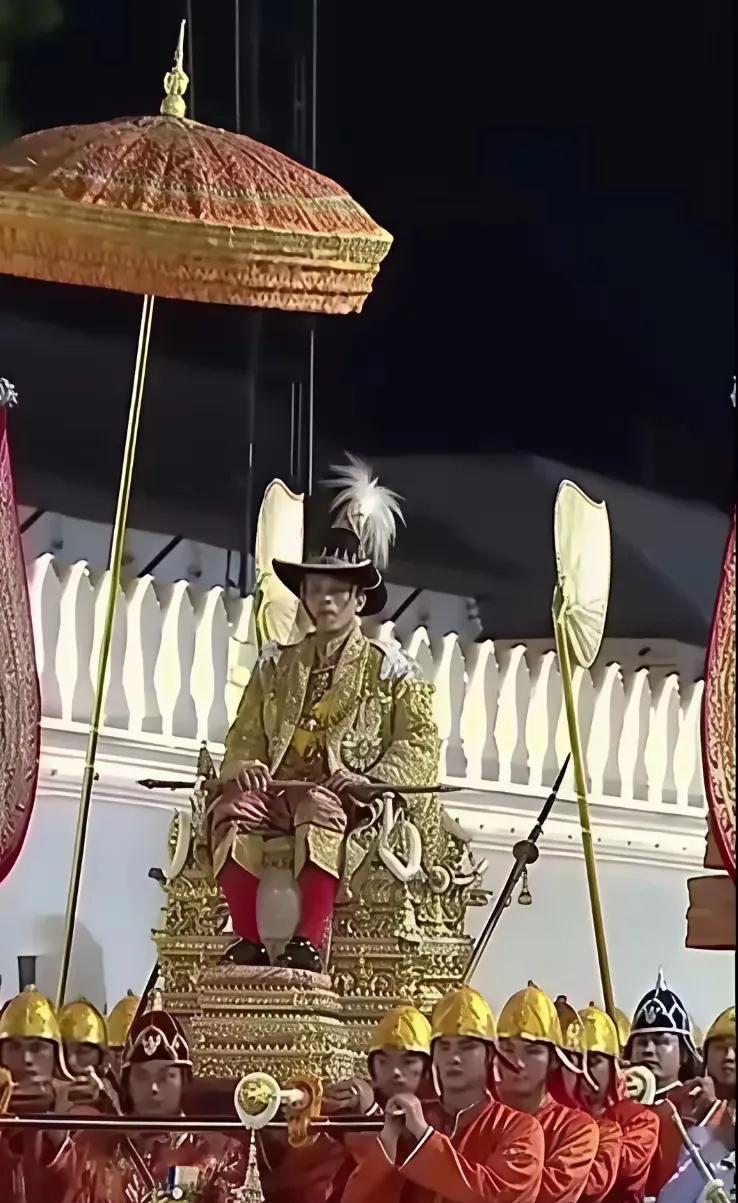 为啥柬埔寨国王在面对首相一家时如此谦卑呢？因为柬埔寨的王位继承制度很特别，特别到
