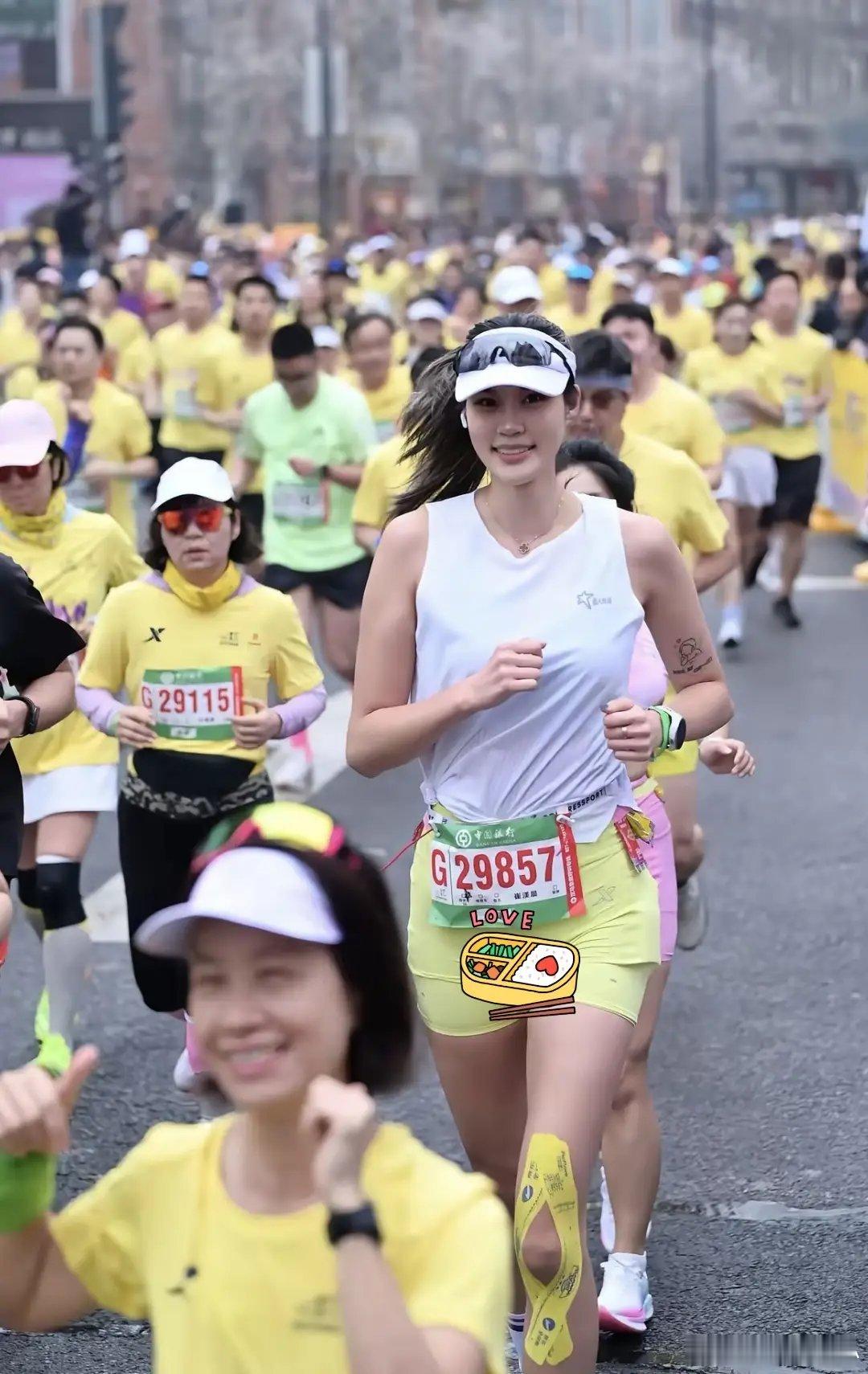 最美马拉松女选手，目测身高195，体型高大，颜值不低