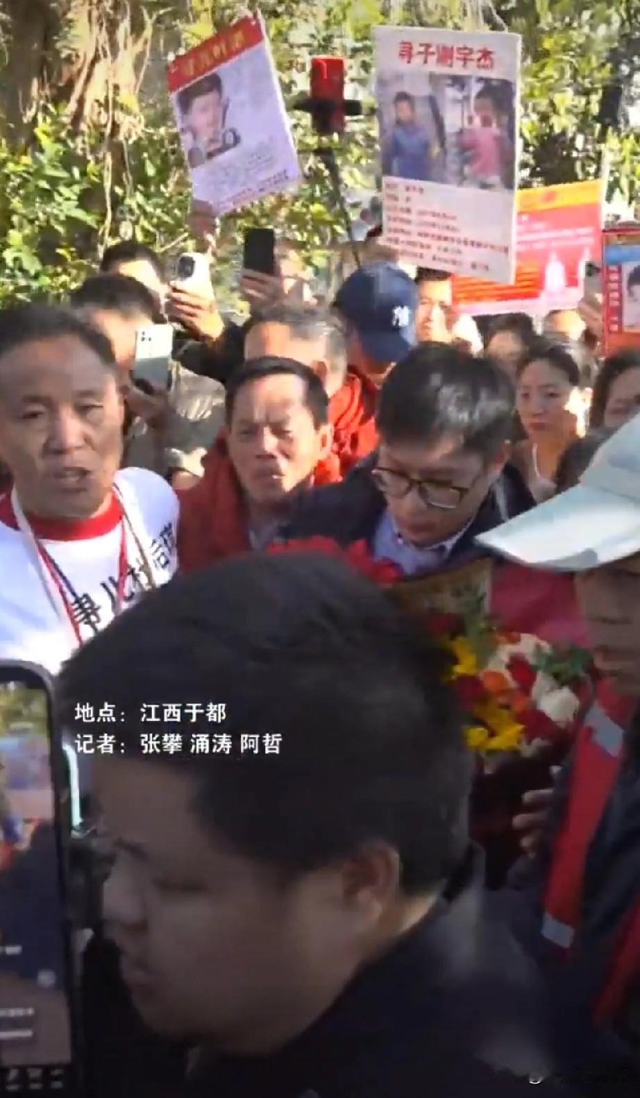 难怪梁志辉不愿意高调认亲，你看看认亲现场，路口都被媒体记者挡住了，还看到了