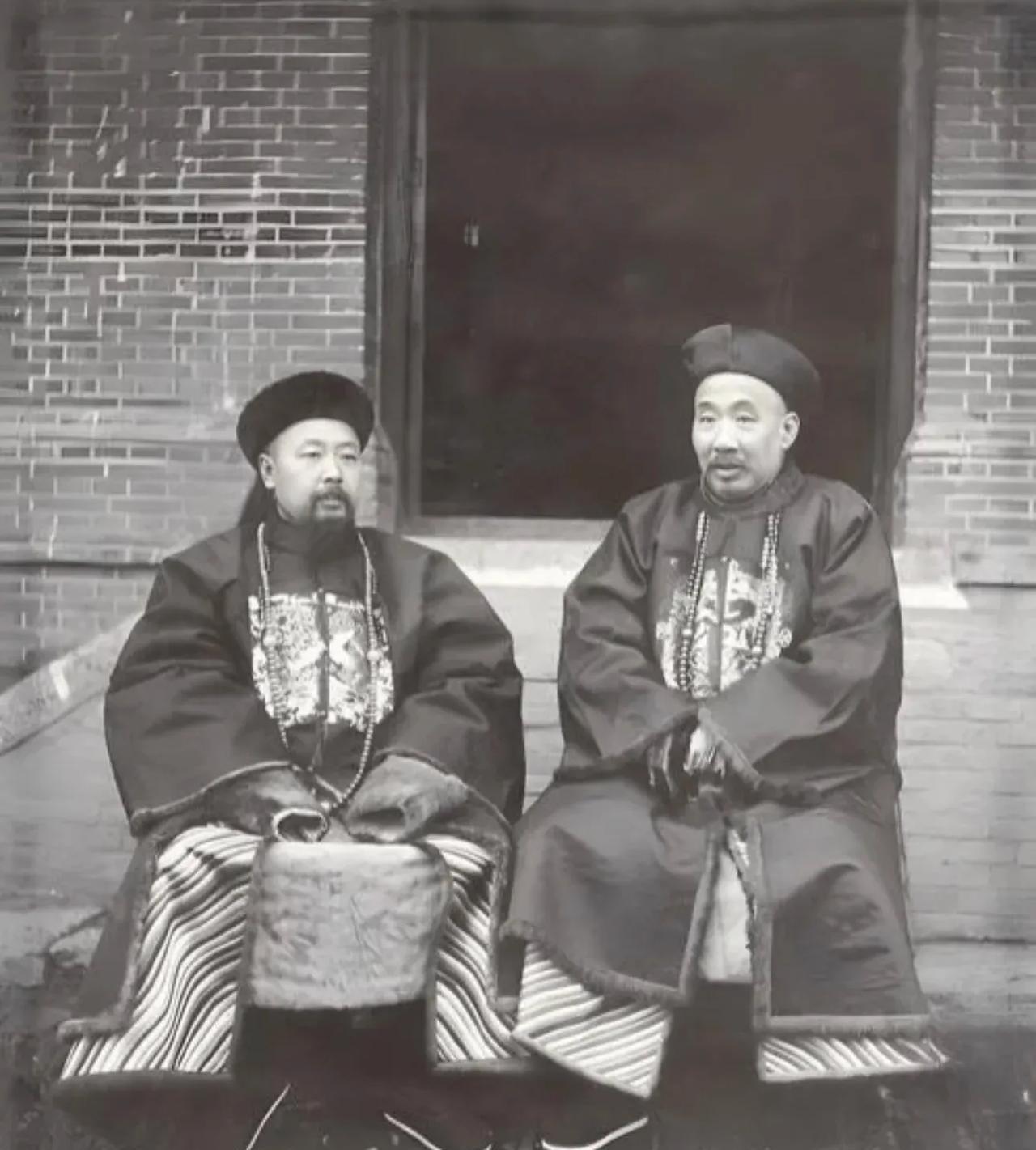 总督端方与江苏巡抚陈启泰这两位都是晚清封疆大吏：一位是前两江总督端方（左），另