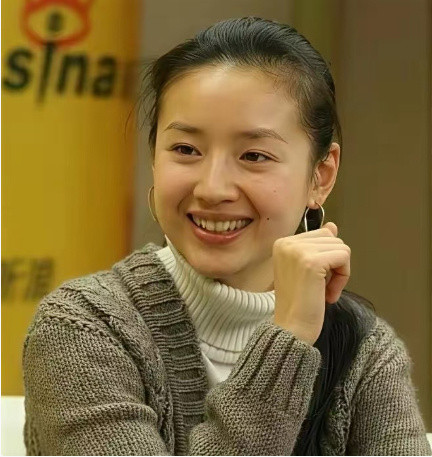 董洁没有滤镜加持，不是标准瓜子脸，脸上的痣都清晰可见，却依旧美得很有辨识度​​