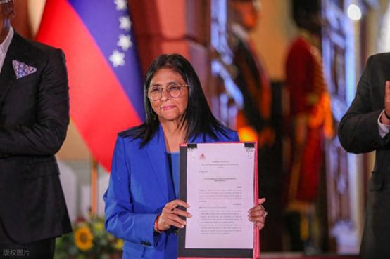 委内瑞拉代总统罗德里格斯的地位岌岌可危，美国一些媒体认为，罗德里格斯没用，应该让