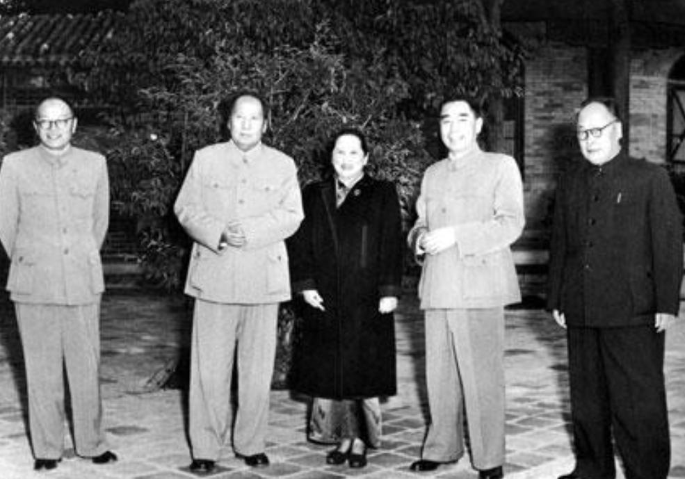 1936年，毛主席找宋庆龄借了5万美元以解红军之危。宋庆龄二话没说卖房筹钱，如数