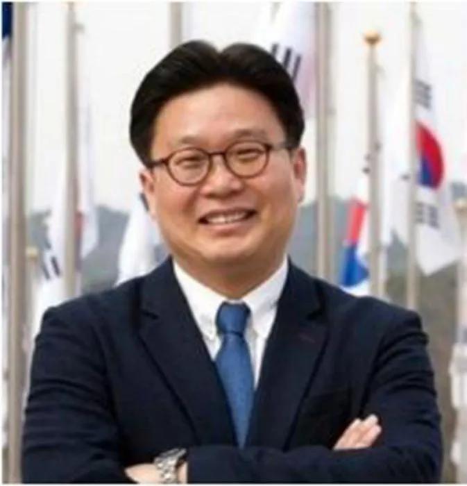 这位所谓韩国教授徐坰德是一位“劣迹班班”的韩国人。徐坰德是韩国诚信女子大学的