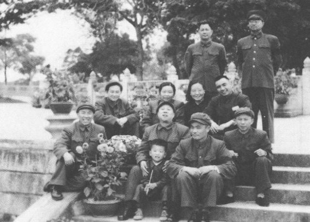 1952年6月，陈赓从朝鲜回国后，到湖南长沙停留，和战友们一起合影。站在最后排右