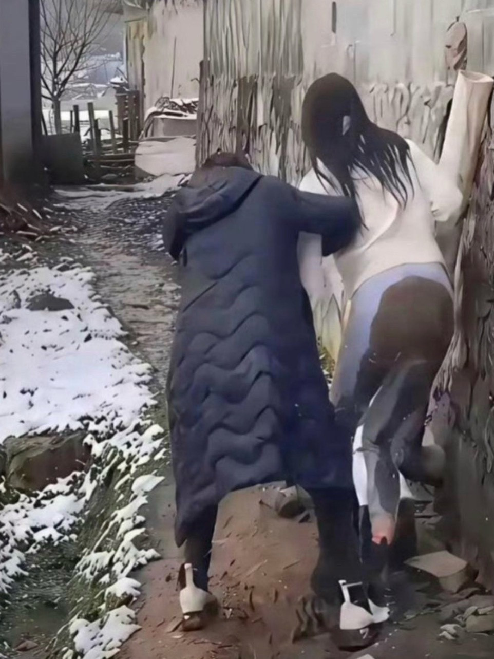 女朋友第一次来男方家上厕所不小心摔坑里了估计以后打死都不会来了