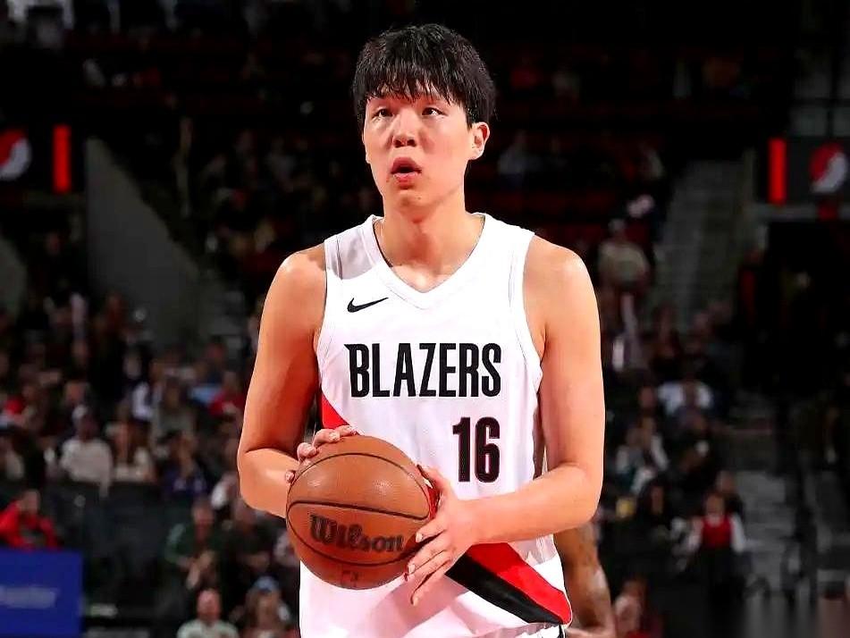 聊杨瀚森，得把他的数据单撕成两半看。一半是海水，一半是火焰。投篮命中率不到三