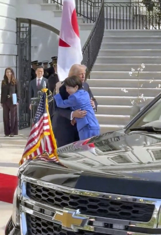 高市早苗嘲笑拜登照片感受一下日本女首相的神态，看着特朗普，眼神都拉丝了吧，日本