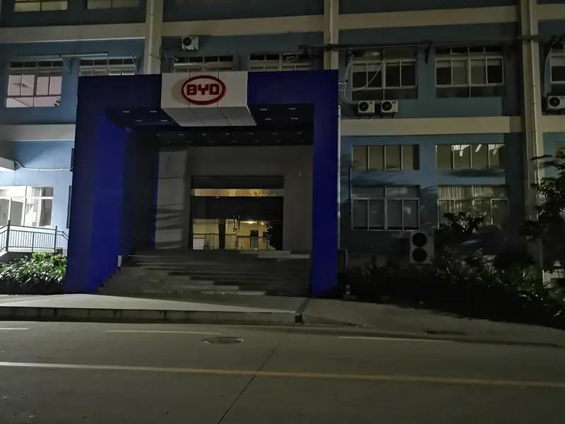 比亚迪闪充站能刷其他品牌的车。3月5日，比亚迪董事长王传福明确表示，闪充站将向全