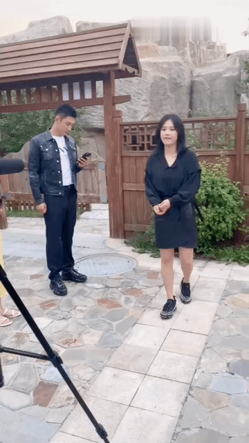 马思纯看着快顶俩钟楚曦了，马思纯还穿的黑色，黑色也没啥用，一点也不显瘦，因为旁边